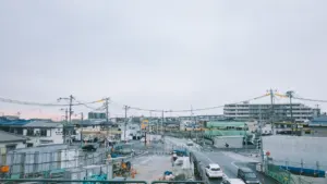 Linnavaade ehitustööde ja liiklusega, mis sobib ideaalselt teetööde teemaga.