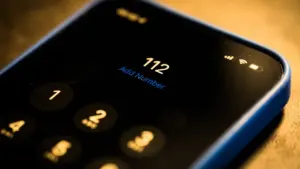 Nutitelefoni ekraanile on kuvatud hädaabinumber 112, mida saab kiiresti valida.