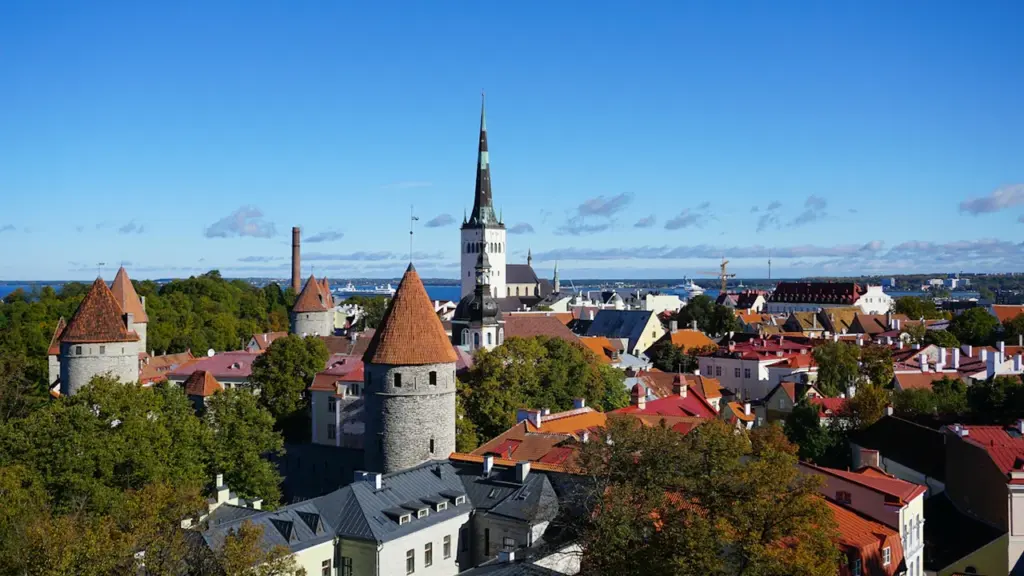 Panoraamvaade ajaloolisele linnale ja kirikutornile, mis sobib ideaalselt konkursi Kaunis Viljandi tutvustuseks.