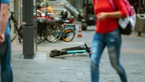 Tänaval lebav elektriline tõukeratas, mis on kukkunud kõnniteele ja tekitab liiklusohtliku olukorra.