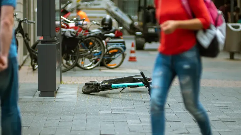 Eesti liikluses sai viga neli inimest, kaks tõukerattal