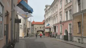 Tallinna vanalinna Pikk tänav ajalooliste hoonete ja lehviva Eesti lipuga.