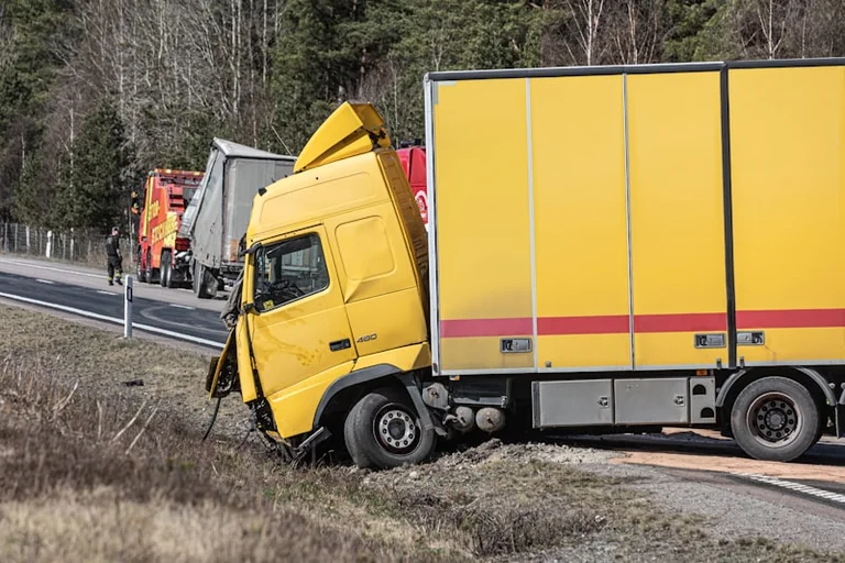 Põltsamaa vallas hukkus Audi ja Scania kokkupõrkes 35-aastane mees