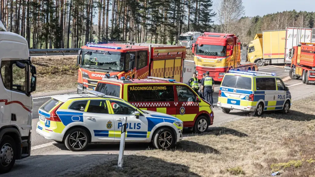 Päästeteenistuse ja politsei sõidukid õnnetuskohal maanteel päästetööde ajal Põltsamaa vallas.