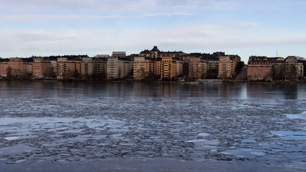 Jäätunud veekogu ja linnavaade, mis sümboliseerib uue elupiirkonna potentsiaali ja arengut.