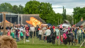 Inimesed kogunevad Mõniste kodukandipäeval suure lõkke ümber muuseumi territooriumil.