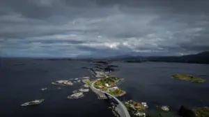 Aerofoto Norra maastikust, mis sarnaneb Naissaare eraldatud ja loodusliku asukohaga meres.
