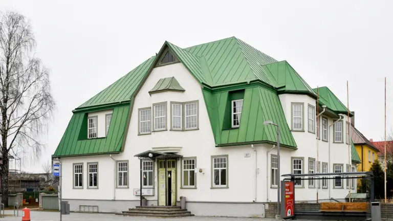 Haapsalu kultuurikeskuse elegantne valge hoone rohelise katusega Eestis ühel pilvisel päeval.