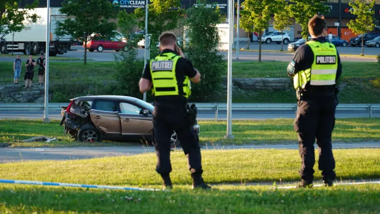 Politseinikud uurimas liiklusõnnetuse tagajärgi Tallinna tänaval, kus auto on avariijärgselt kahjustada saanud.