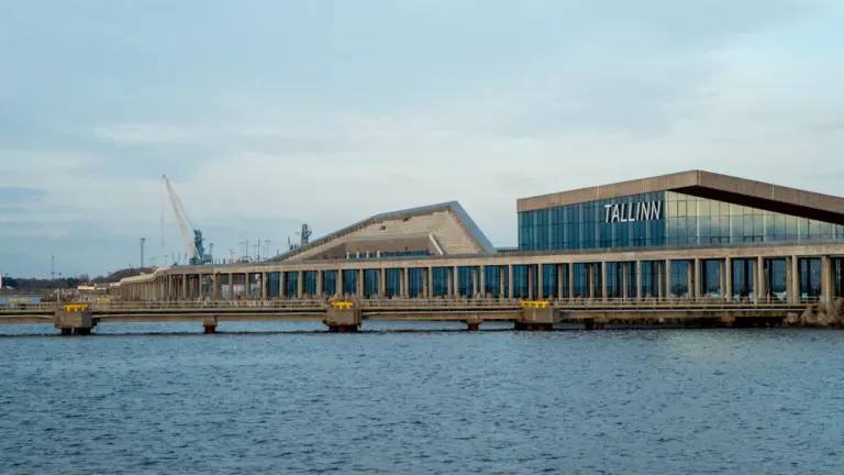 Tallinna reisisadama modernne terminalihoone mere ääres ja Tallinna linna silt
