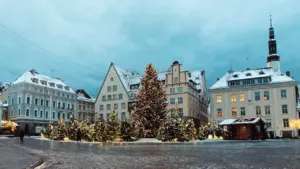 Tallinna vanalinn ajalooliste hoonete ja roheluse vaatega kauni pilvise taeva all.